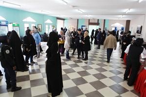 احد مراكز الاقتراع يعج بالناخبين