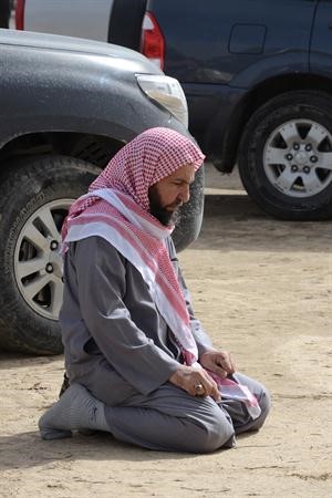 احد الناخبين يؤدي الصلاة