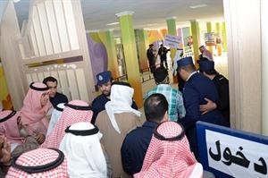 رجال الامن ينظمون عملية الدخول للجنة