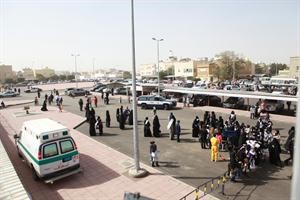 سيارة اسعاف قرب احد مراكز الاقتراع