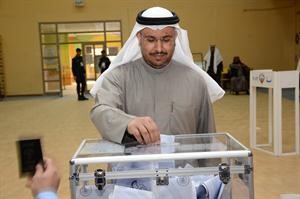 ناخب من الخامسة يدلي بصوته