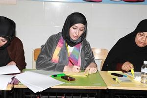 مندوبة احد المرشحين تدون الملاحظات