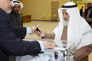 احد كبار السن حرص على المشاركة والقيام بواجبه الوطني