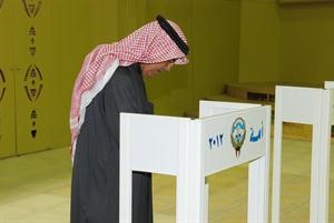 ناخب من 5 يدلي بصوته