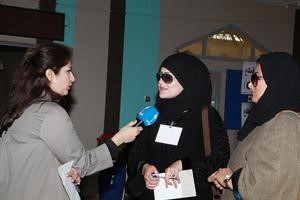 ناخبة تدلي برايها تلفزيونيا