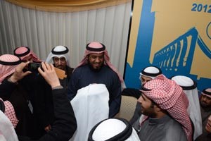 الصواغ بين ابناء قبيلته فرحا بفوزه