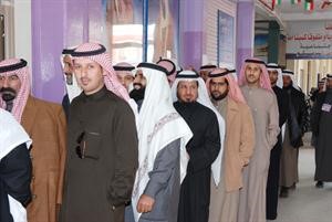 ناخبون في الخامسة ينتظرون الدور للادلاء باصواتهم