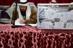 احد القضاة يدقق في كشوفات التصويت ويبدو بجانبه صندوق الاقتراع