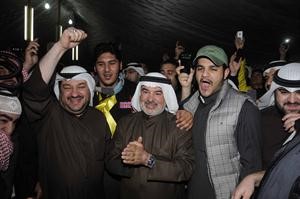 صالح عاشور يحتفل بالفوز مع مؤيديه﻿