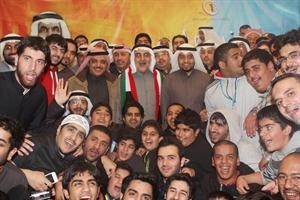 احمد لاري يحتفل بالفوز مع مؤيديه﻿