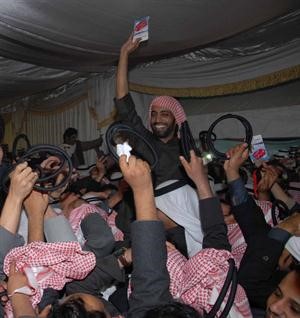 دعبيد الوسمي محمولا على الاعناق﻿
