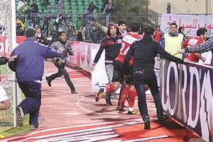 هروب لاعبي الاهلي من جماهير بورسعيد﻿
