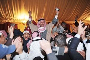 عدنان المطوع محمولا من انصاره