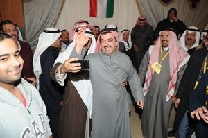 النائب علي الراشد محتفلا بفوزه 