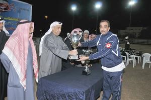 يعقوب يسلم الكاس للفائز بالمركز الاول﻿