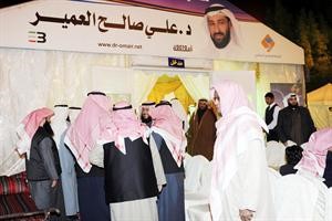 جمع من المهنئين امام مقر النائب دعلي العمير
