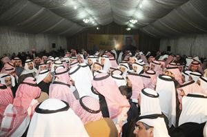 جموع من المهنئين يمتلئ بهم مكان الاحتفال﻿