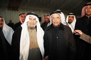 الخليفة يتلقى تهاني احد ابناء الدائرة﻿