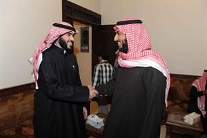 المناور متلقيا التهاني

