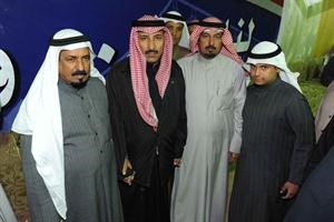 الخنفور مع عدد من ابناء الدائرة
