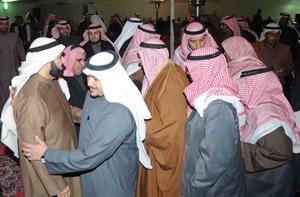 مهنئون عند الوعلان
