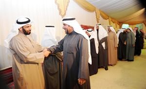 عبدالعزيز الشايجي مصافحا احد المهنئين
