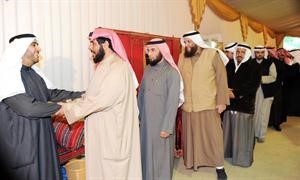 الدلال مصافحا المهنئين
