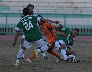 لاعب كاظمة اسماعيل العجمي وسط كماشة من لاعبي العربي هاني الشمري