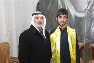 عاشور مع احد مهنئيه