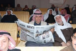 الحضور في مقر دشتي يتابعون النتائج في الانباء﻿