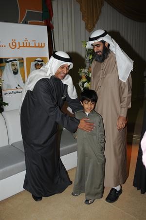 طفل حرص على الحضور مع والده لتهنئة دالمطر
