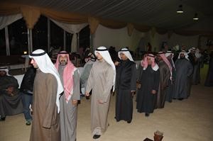 مواطنون بانتظار الدخول لتهنئة دالمطر