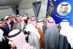 دخالد شخير متوسطا مهنئيه
