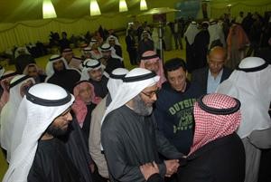 الطريجي متوسطا الحضور في مقره