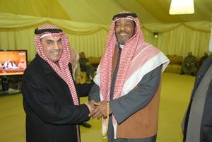 الطريجي مصافحا احد المهنئين