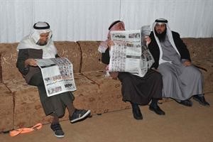 الحضور في مقر الدمخي يطالعون الانباء
