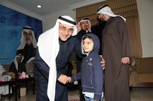 احمد لاري مداعبا احد الاطفال