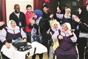 متطوعو جريدة الامل يقدمون هدايا زين لنزلاء دور الرعاية
