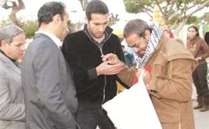 ابوتريكة يواسي والد احد الشهداء قبل ان يسقط في حالة اغماء