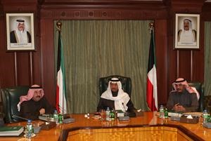 سمو رئيس الوزراء الشيخ جابر المبارك مترئسا جلسة المجلس بحضور الشيخ احمد الحمود والشيخ صباح الخالد﻿