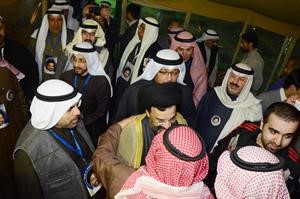 حسين القلاف متوسطا المهنئين في مقره خالد مكي

