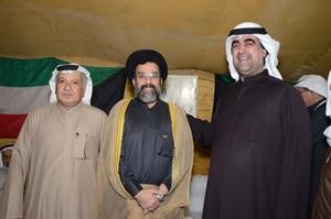 القلاف مع اثنين من مهنئيه

