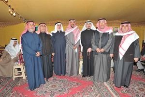 فيصل الدويسان متوسطا مهنئيه﻿