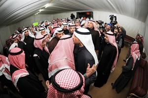 الغانم مقبلا راس احد كبار السن وتبدو حشودمن المهنئين هاني الشمري