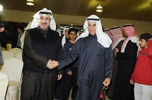 النائب احمد السعدون مصافحا وزير الاعلام الشيخ حمد جابر العلي﻿