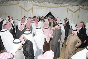 جموع المهنئين بمقر الدقباسي والمويزري 	انور الكندري﻿