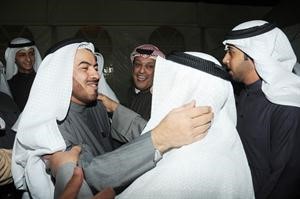 الدقباسي متلقيا تهنئة احد ابناء الدائرة﻿