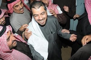 الدقباسي في حديث باسم مع بعض ابناء الدائرة﻿