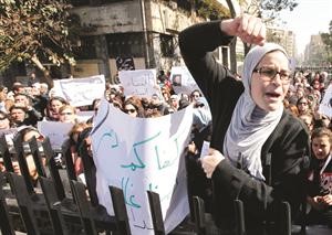 تظاهرات نسائية بالقرب من مجلس الشعب تنادي بسقوط العسكر	افب﻿
