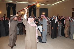 اداء العرضة خلال الاحتفال